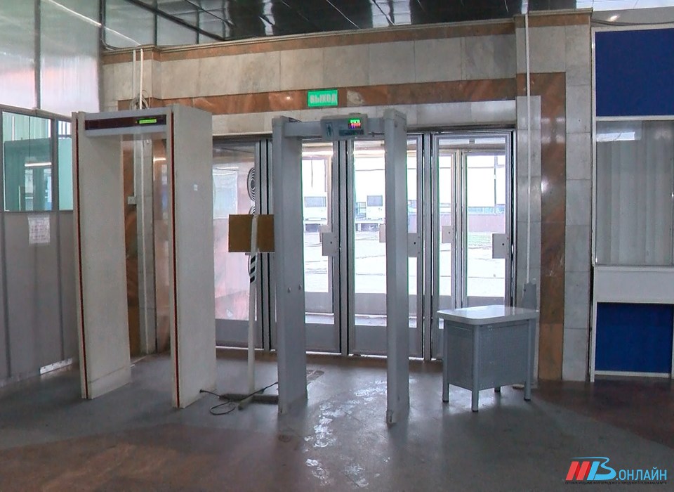 В Волгограде на станции СТ «Комсомольская» заменяют входные двери